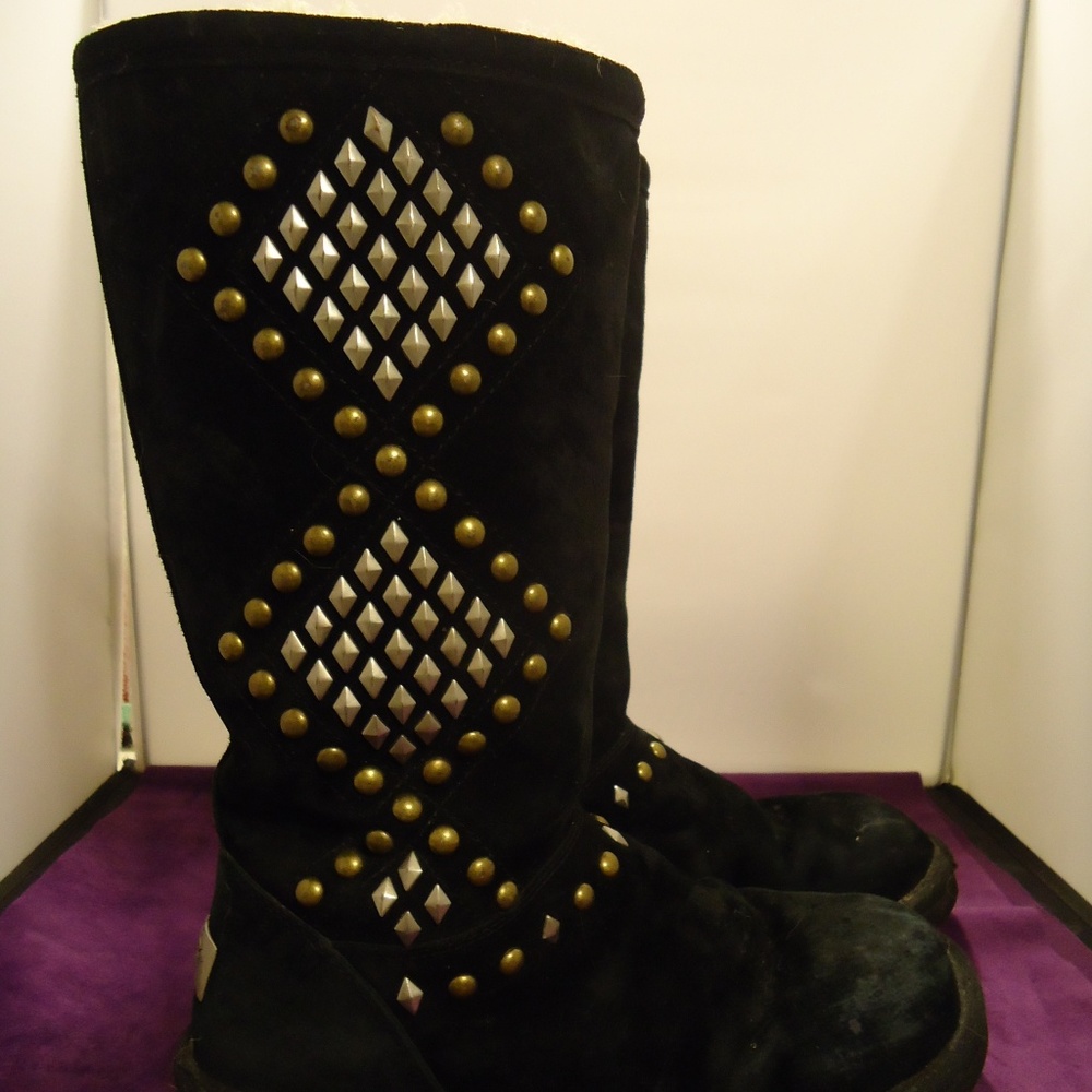 Ugg  S/N 3330 Avondale Black Suede Studded Boots 9